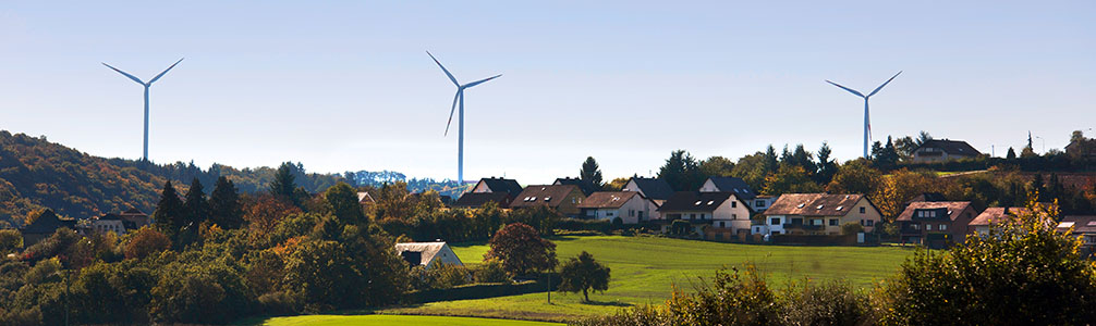 Landschaft mit Windrädern